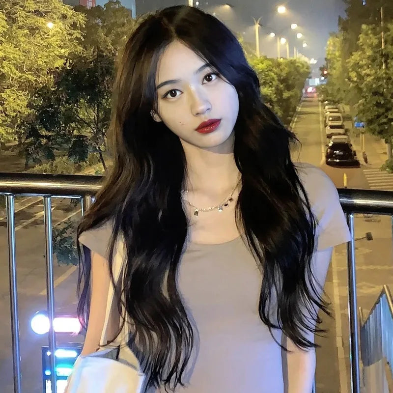 Women's long wavy wig, elegant face-shaping middle part, large curls, realistic synthetic hair full headpiece for daily wear