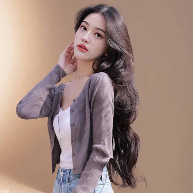 Women's long wavy wig, elegant face-shaping middle part, large curls, realistic synthetic hair full headpiece for daily wear